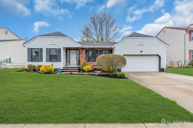 3 Lynn Ct, North Brunswick, NJ 08902