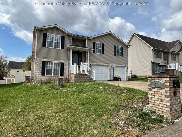 710 Emerald Dr, Hurricane, WV 25526