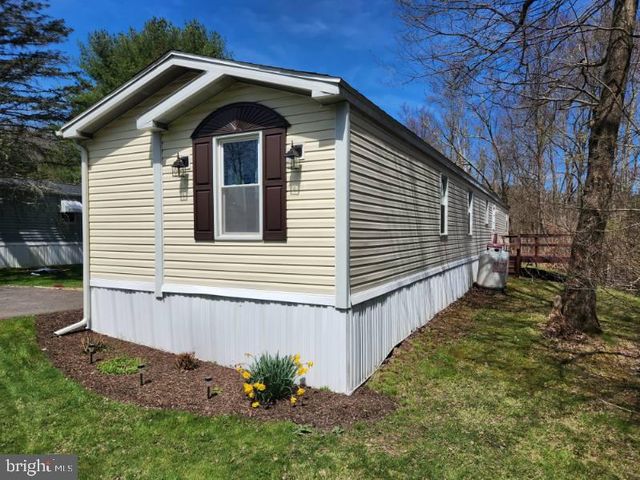 24 Valley Gorge Trailer Park, White Haven, PA 18661