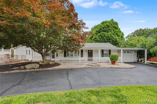 55 Garden Ln, Maryland Heights, MO 63043