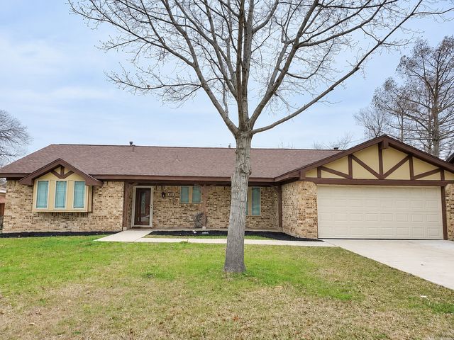 5901 Crestwood Cir W, North Richland Hills, TX 76180
