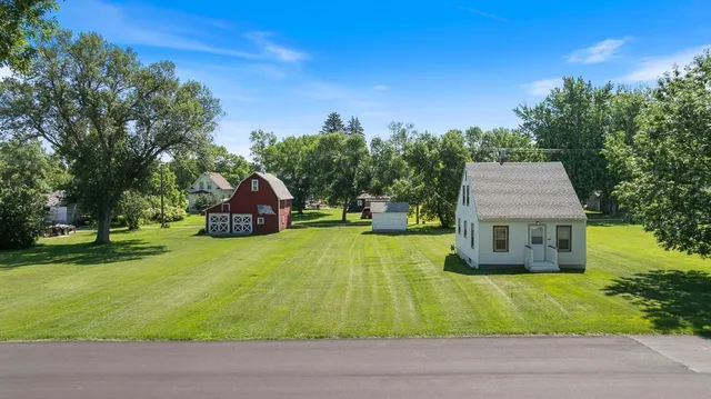 109 S  Brook St, Hendricks, MN 56136