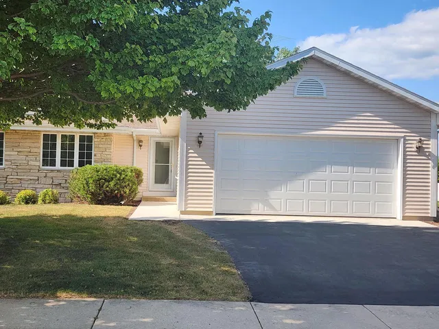 418 E 3rd AVENUE, Elkhorn, WI 53121