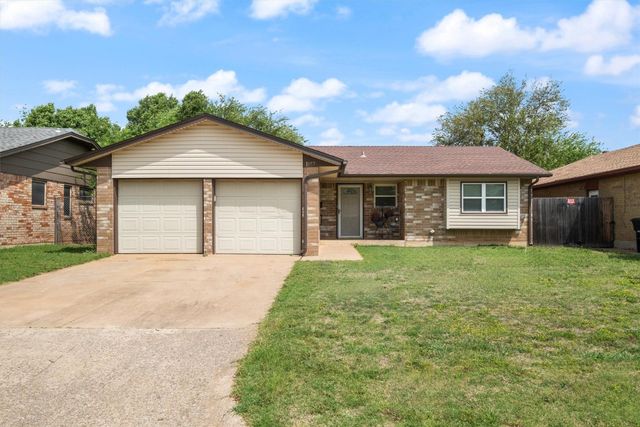 1057 NW 7th Pl, Moore, OK 73160