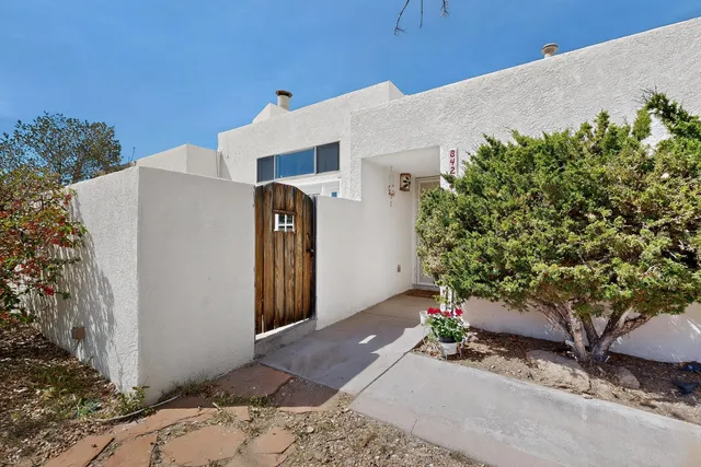 8420 Parrot Run Rd NE, Albuquerque, NM 87109