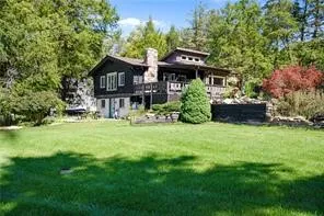 411 Peninsula Dr, Central City, PA 15926