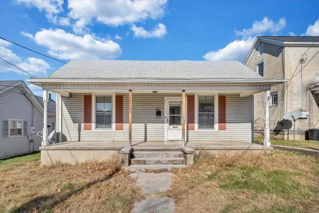 228 E  Beech St, Covington, VA 24426