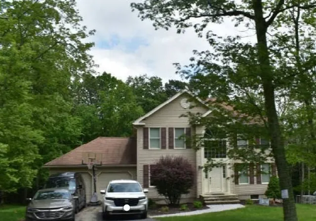 243 Oakenshield Dr, Tamiment, PA 18371