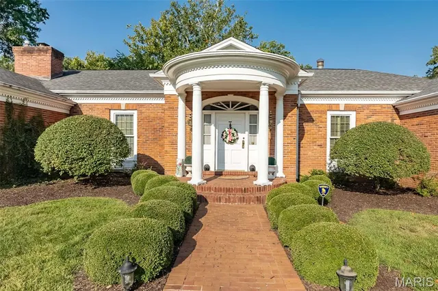 901 Barnes Rd, Saint Louis, MO 63124