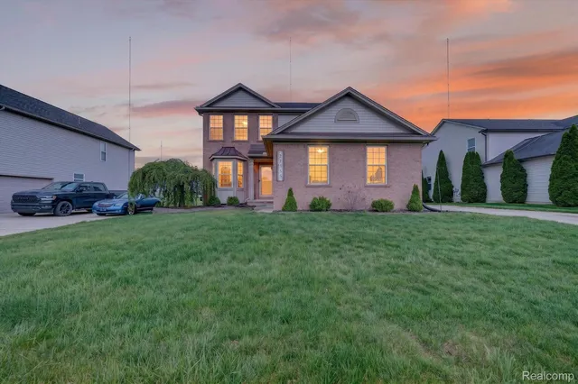 27735 E  Mockingbird Dr, Flat Rock, MI 48134