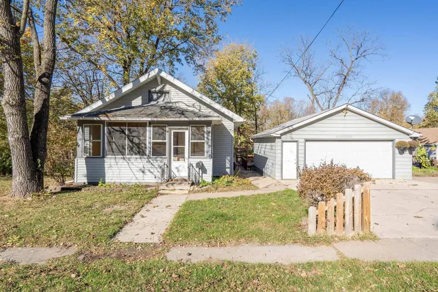 313 N  20th St, East Moline, IL 61244