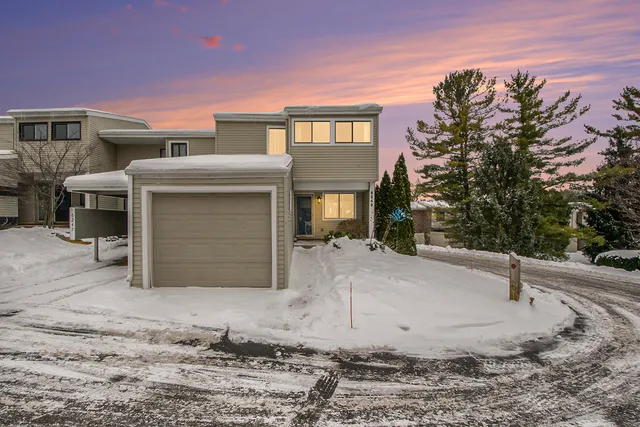 6249 Acropolis Dr SE, Grand Rapids, MI 49546