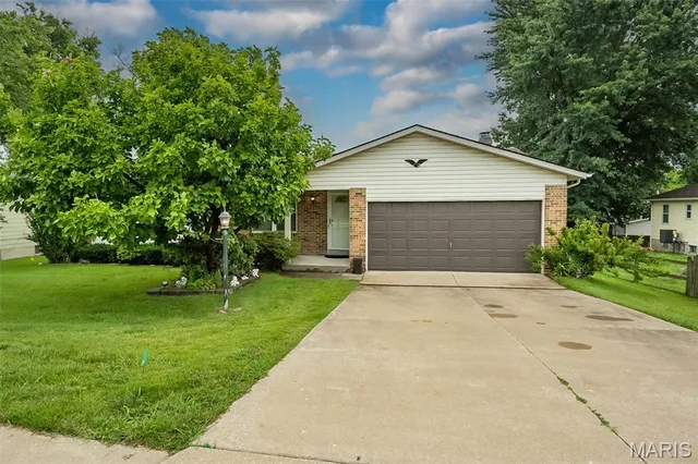 408 Birdie Hills Rd, Saint Peters, MO 63376