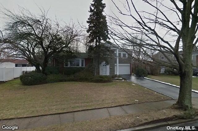 92 Kings Walk, Massapequa Park, NY 11762