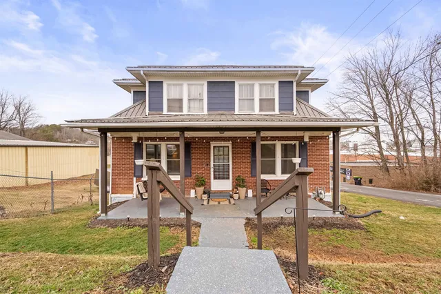 404 1st St SW, Pulaski, VA 24301