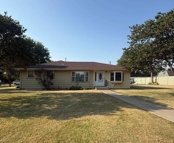 614 W  12th St, Larned, KS 67550