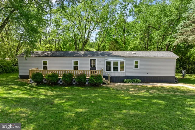 930 Lakeview Dr, Green Lane, PA 18054