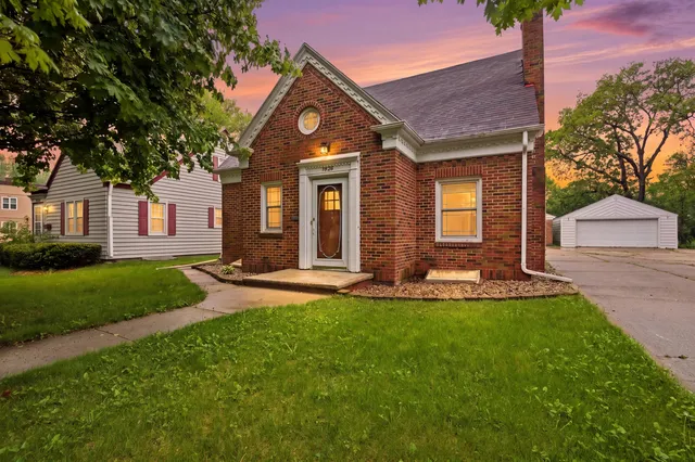 1424 S  Main St, Aberdeen, SD 57401