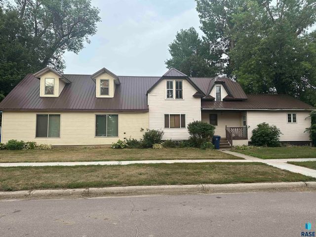 125 S  Main Ave, Hills, MN 56138