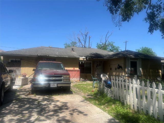 5823 Belcrest St, Houston, TX 77033