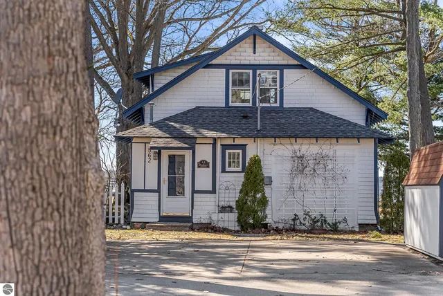 562 Cherry Grove Dr, Cadillac, MI 49601