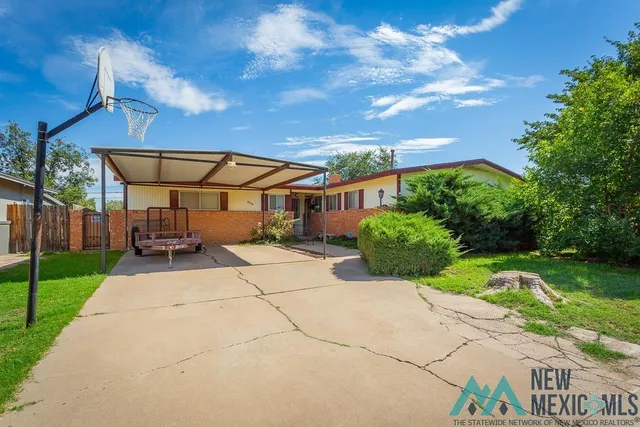 909 Avenida Del Sumbre, Roswell, NM 88203