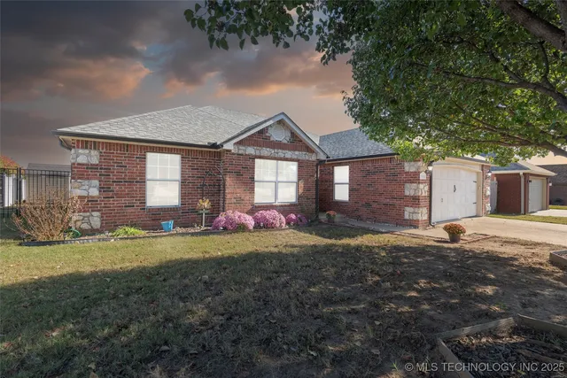 1102 S  Catalina Dr, Oologah, OK 74053