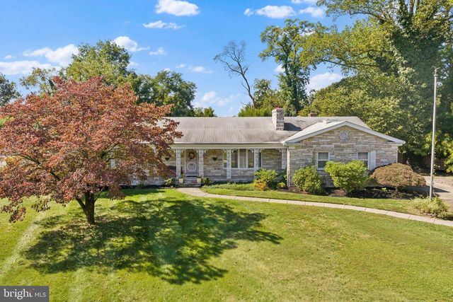 28 Wedge Dr, Hamilton, NJ 08610