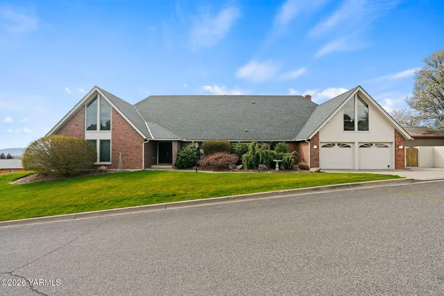 6102 Douglas Dr, Yakima, WA 98908