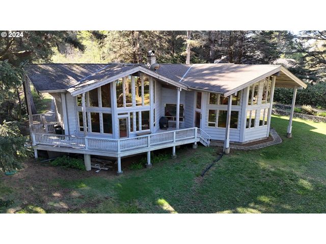 31640 Spruce Dr, Gold Beach, OR 97444