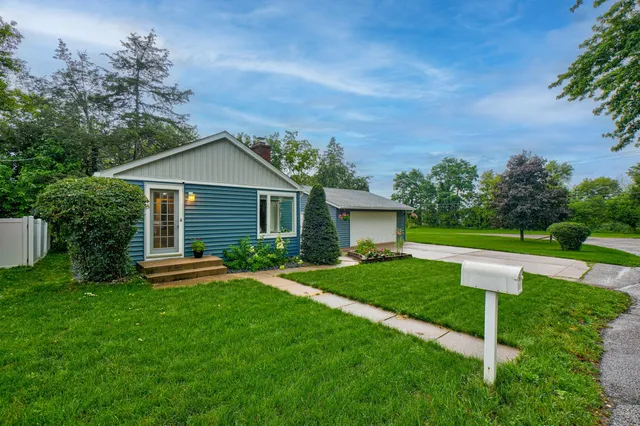 1213 10th St, Hudson, WI 54016