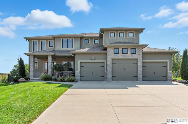 7320 Leawood Cir, Papillion, NE 68046