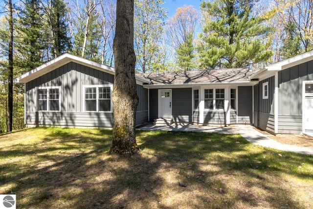 3353 Holiday View Dr, Traverse City, MI 49686