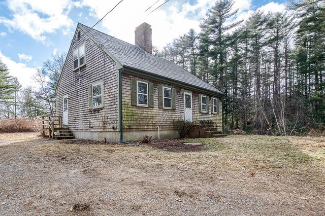 24 Plymouth St, Carver, MA 02330