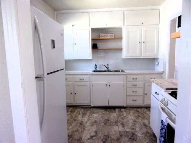 1902 W  Dry St, San Saba, TX 76877