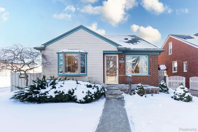 12733 Catalpa St, Southgate, MI 48195