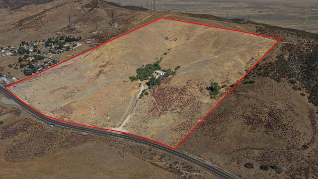 13113 Johnson Rd, Lake Hughes, CA 93532