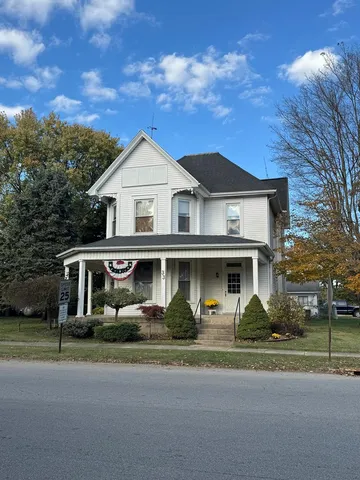 33 E  High St, Frankfort, OH 45628