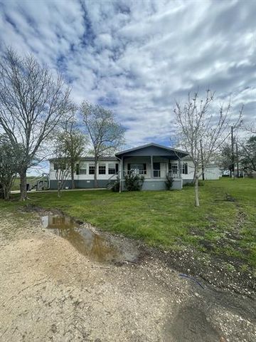 111 Roots Rd, Martindale, TX 78655
