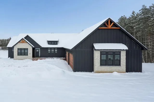 1198 60th St, Hudson, WI 54016