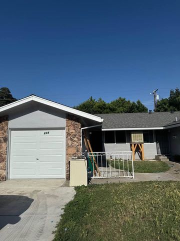 814 Lloyd St, Lodi, CA 95240