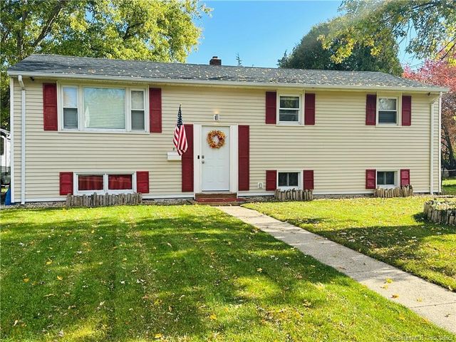 8 Sandy Hollow Dr, Waterford, CT 06385