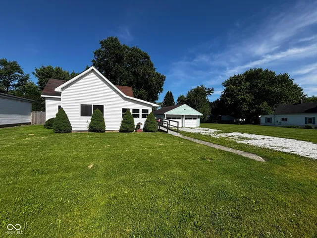 921 N  12th St, Elwood, IN 46036