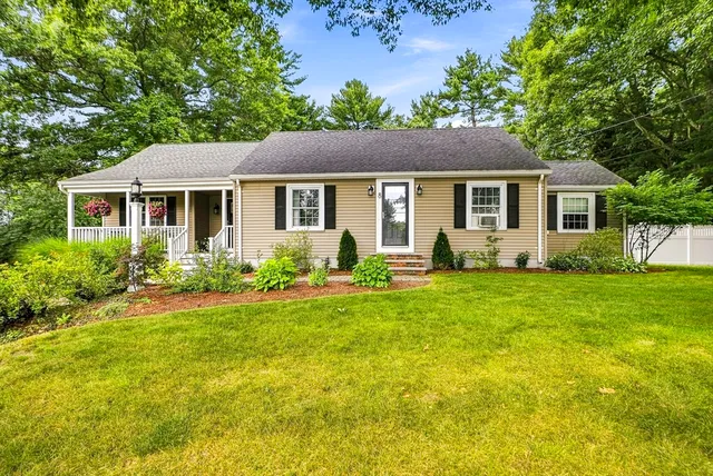 8 Mellen St, Hopedale, MA 01747