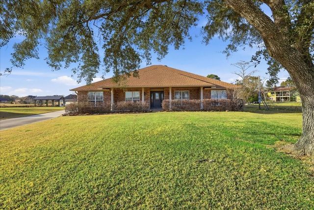 510 Country Ln, Bridge City, TX 77611