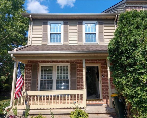 579 Ponds Edge Ln, Allentown, PA 18104