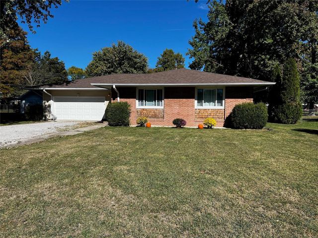 6 W  Poos Dr, New Baden, IL 62265