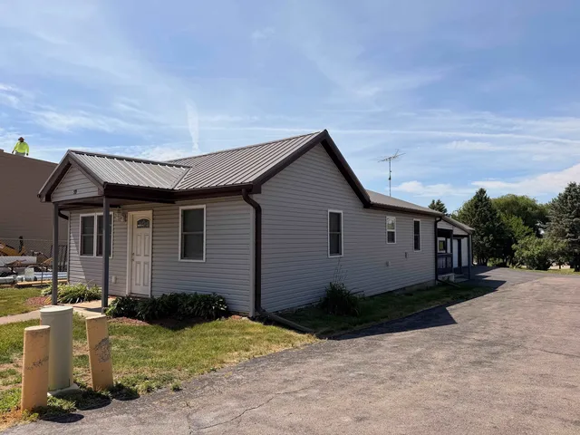 39 W  Main St, Benton, WI 53803