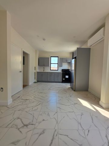 60-42 54th Pl, Maspeth, NY 11378