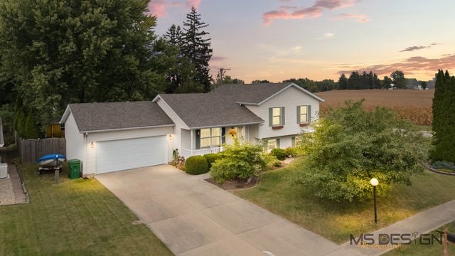 101 Forest Dr, Kirkland, IL 60146
